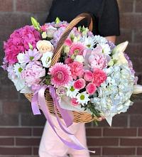 Цветочная композиция из Розы, Хризантемы, Пионы и Лизиантусы в корзине в Сусанино