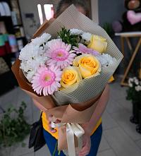 Букет цветов из:  Герберы, Розы и Хризантемы в Сусанино