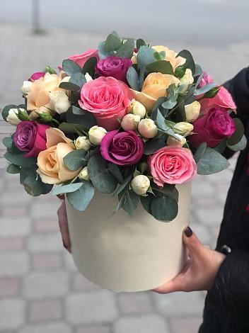 Цветочная композиция из Розы в шляпной коробке в Сусанино
