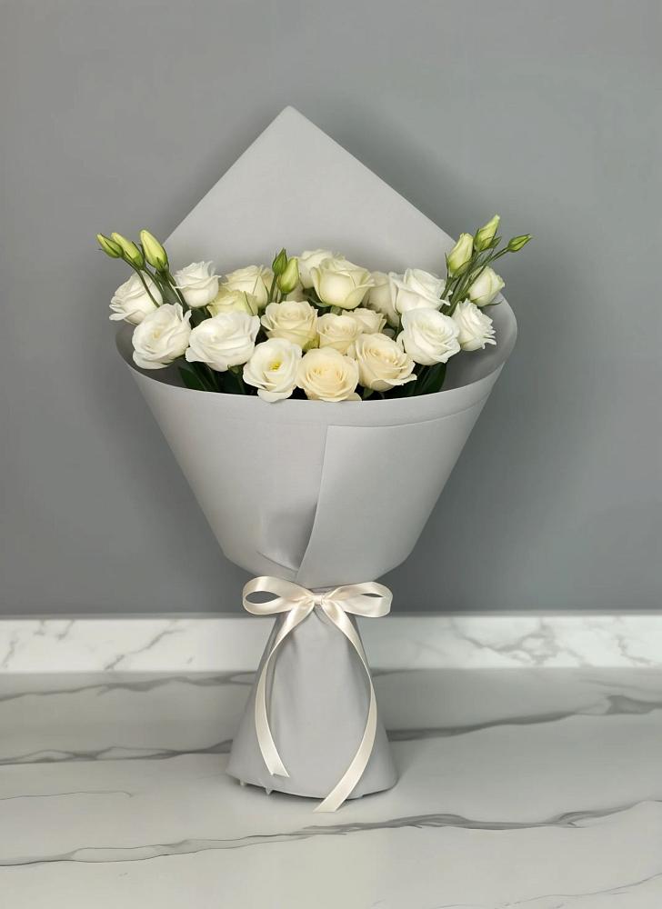 Букет цветов из: Розы и Лизиантусы в Сусанино