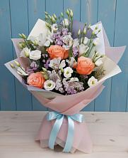 Букет цветов из:  Лизиантусы, Розы, Альстромерии и Гипсофила в Сусанино