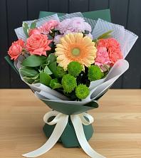 Букет цветов из:  Гвоздики, Розы, Герберы и Хризантемы в Сусанино