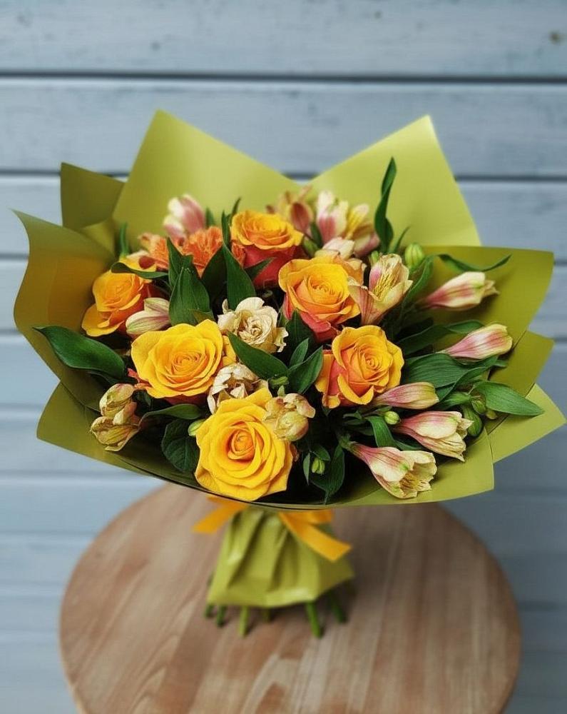 Букет цветов из: Альстромерии и Розы в Сусанино