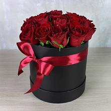 Цветочная композиция из Розы в шляпной коробке в Сусанино