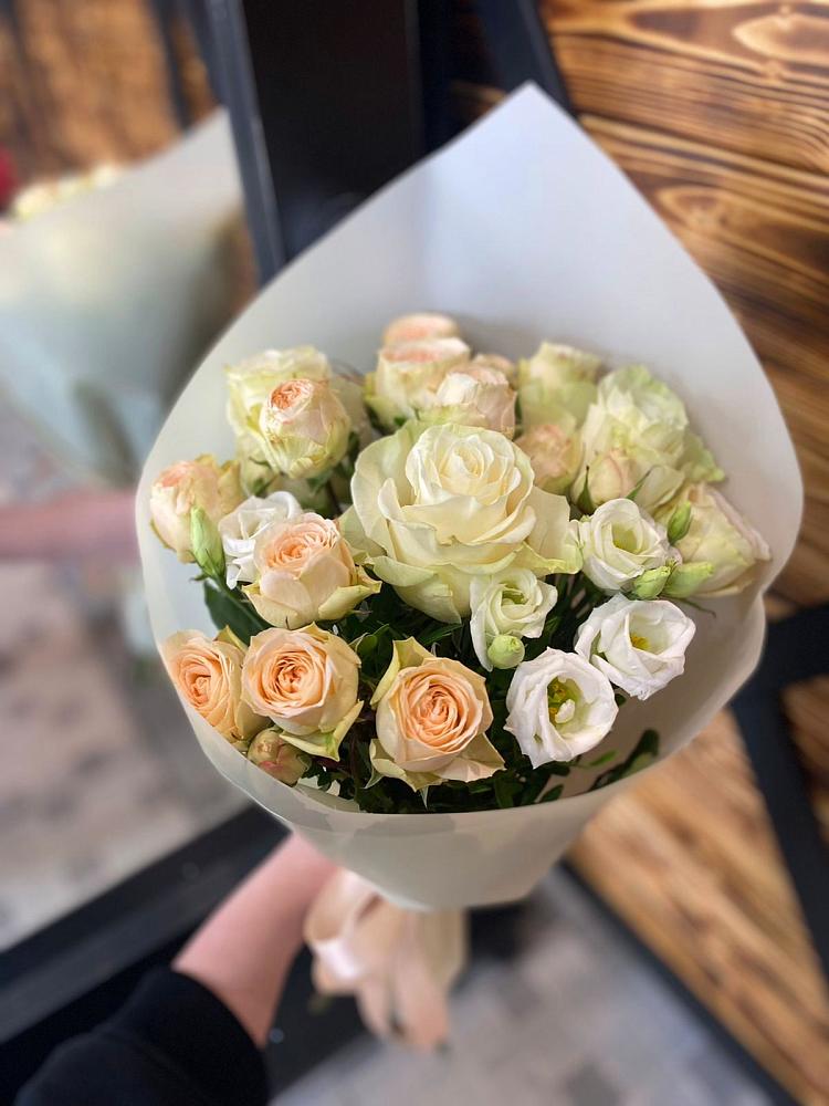 Букет цветов из: Розы и Лизиантусы в Сусанино